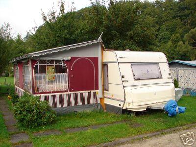 Wohnwagen mit festem Vorzelt in der Rhön