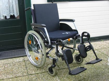 Neuwertiger klappbarer Rollstuhl der Marke Ortopedia Meyra
