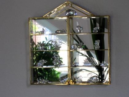 Kleine Glasvitrine mit Spiegelrückwand vergoldet zu verkaufen
