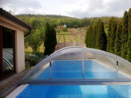 Haus mit Pool und zwei Nebenhäusern in Vinica / Slowakei