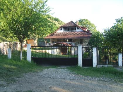 Firmen geeignetes Wohnhaus 250 qm Grundfläche in Siebenbürgen zu verkaufen.
